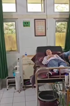 Salah satu pelajar mendapatkan perawatan medis usai keracunan MBG di Cipingkor.  [Instagram]